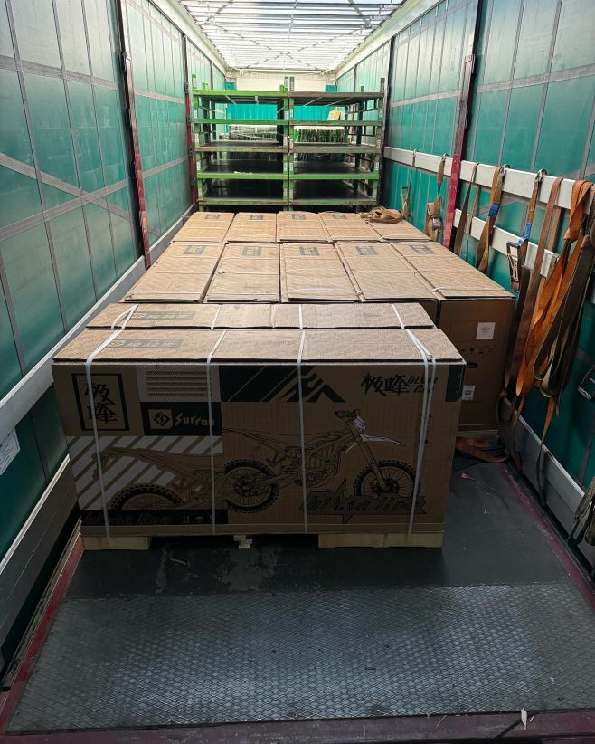 Dnes dorazila velmi očekávaná zásilka SUR RON ULTRA BEE R! 🤩 První kousky hned po naskladnění již zamířily ke svým novým...